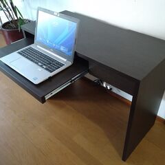 狭い部屋に打って付けのパソコン机と椅子、使用感は少ないです。の画像