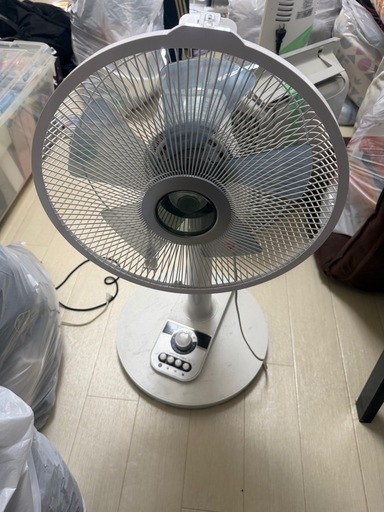 こたつ、テレビ、空気洗浄機、扇風機、電気ストーブ