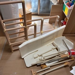 折りたたみ可能ジャングルジム、滑り台、ブランコ、鉄棒の画像