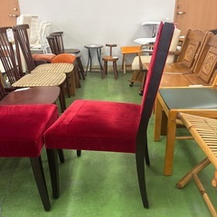 デザインチェア　ファブリック　スクエア　サイドチェア　イス　椅子　おしゃれ　個性的　ダイニングチェア　飲食店　高級　ワインレッド　赤　イタリアの画像
