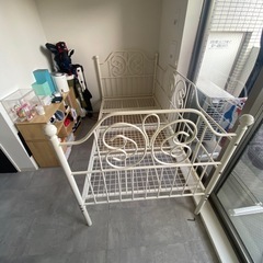 高級ホテル風 シングルベッドフレーム｜ホワイトアイアン・上質デザイン・通気性メッシュの画像