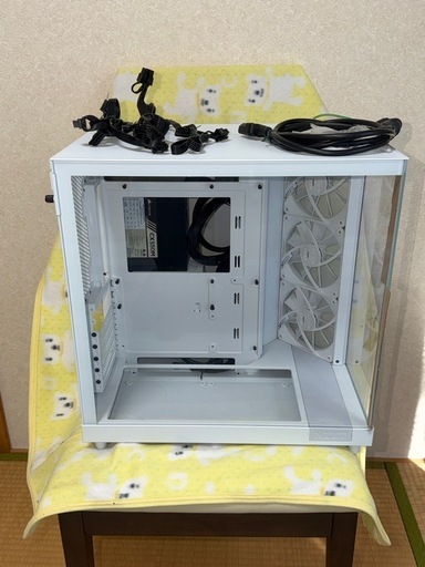 NZXT H6 Flow White PCケースとCORSAIR CX550M電源ユニットのセットです。