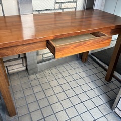 木製のデスクの画像