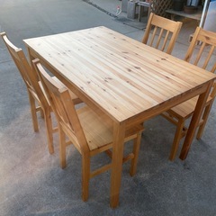 4人掛けテーブルの画像