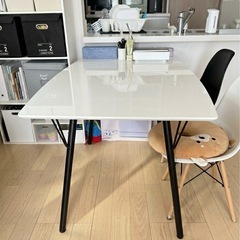 白ダイニングテーブル椅子4脚セットの画像