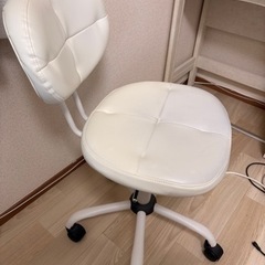 ホワイトレザーチェアの画像