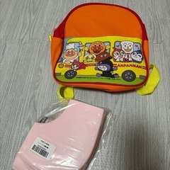 リュック、踏切のポーチ、携帯子供用便座の画像