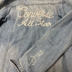 ヴィンテージライクな色落ち加工とグラフィックデザインが特徴的な、カジュアルなライトブルー デニムジャケットの画像