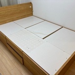 ダブルベッド、マットレスの画像