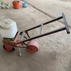 農具 手押し肥料撒き機の画像
