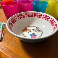 プラスチックコップ、ラーメン皿、果物フォーク
の画像