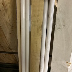 蛍光灯本体ベース2個と蛍光灯6本の画像