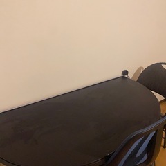 テーブルと椅子の画像