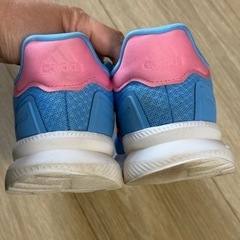 adidasスニーカーの画像
