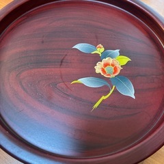 赤木目塗りの「
山茶花蒔絵」菓子鉢の画像