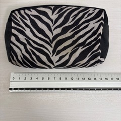 ゼブラ柄　クッションポーチの画像