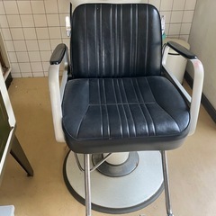 美容院の椅子と鏡差し上げますの画像