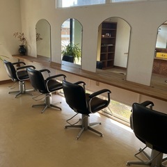 美容院の椅子と鏡差し上げますの画像