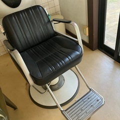 美容院の椅子と鏡差し上げますの画像