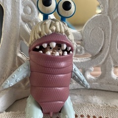 フィギュア3点➕飾り棚の画像