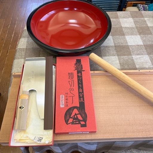 【美品】そば打ち道具4点セット（＋麺棒4本おまけ） （こね鉢・ステンレス包丁・麺切り台（案内板付き）・麺棒）