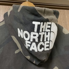 ノース【美品】フェイス迷彩パーカー　メンズSサイズの画像