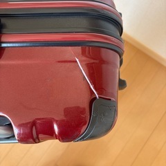 壊れたスーツケースあげますの画像