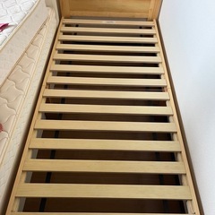 シングルベッド、ベッドフレーム、マットレスの画像