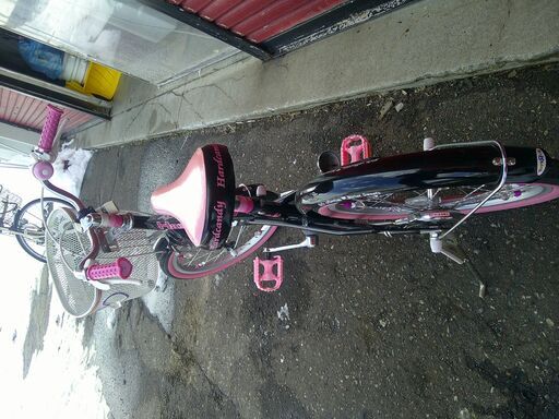 【紋別市発】ハローキティ　子供用自転車　USED KIDS BIKE　中古子供　自転車18インチ　前カゴ付き　使用感の少な目　黒/ピンク　パンクなし　タイヤ８分目　一般的に身長約103cmから125cm　 4歳から8歳　補助輪なし　中古品