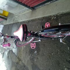 【紋別市発】ハローキティ　子供用自転車　USED KIDS BIKE　中古子供　自転車18インチ　前カゴ付き　使用感の少な目　黒/ピンク　パンクなし　タイヤ８分目　一般的に身長約103cmから125cm　 4歳から8歳　補助輪なし　中古品の画像