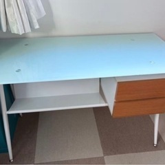 ガラス天板テーブルの画像