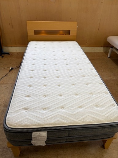 030700ニトリ　シングルベッドマットレス付き美品
