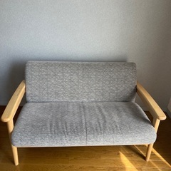 ナチュラルグレー色2人掛け木製ソファーの画像