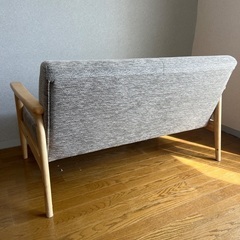 ナチュラルグレー色2人掛け木製ソファーの画像