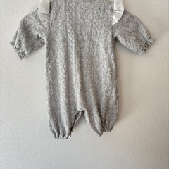 フリル付きグレーロンパース 50-60cmの画像