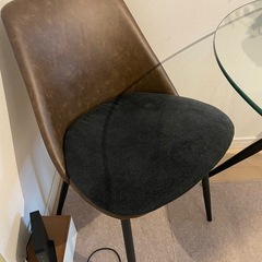 丸ガラスダイニングテーブル椅子2脚付きの画像