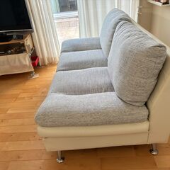 ホワイト＆グレーの小洒落たソファの画像