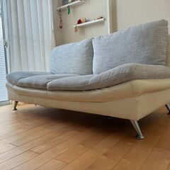 ホワイト＆グレーの小洒落たソファの画像