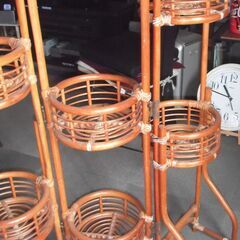 昭和レトロ、昭和中期の籐製の飾り棚です。の画像