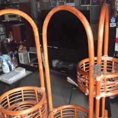 昭和レトロ、昭和中期の籐製の飾り棚です。の画像