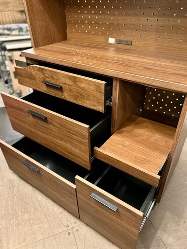 《売約済》　東馬 tohma クアトロ QUATRO 105 キッチンボード 食器棚 レンジ台 105cm アルダー 無垢材 日本製 大川家具 モダン ヴィンテージ調 ブラウン 完成品 カップボード キッチン収納 キッチンカウンター コンセント付き レンジボード 大容量 家族 同棲