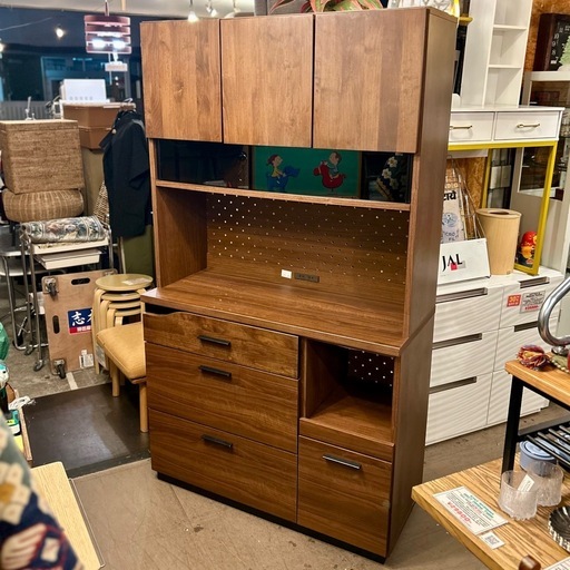 《売約済》　東馬 tohma クアトロ QUATRO 105 キッチンボード 食器棚 レンジ台 105cm アルダー 無垢材 日本製 大川家具 モダン ヴィンテージ調 ブラウン 完成品 カップボード キッチン収納 キッチンカウンター コンセント付き レンジボード 大容量 家族 同棲