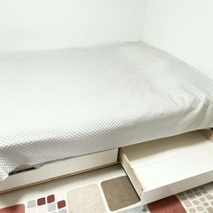 クイーンサイズのベッド。マットレス付きの画像