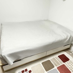 クイーンサイズのベッド。マットレス付きの画像