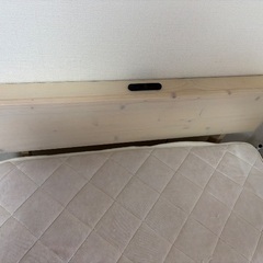 シングルベッドフレームとスプリングマットの画像