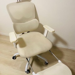 リクライニングオフィスチェア白の画像