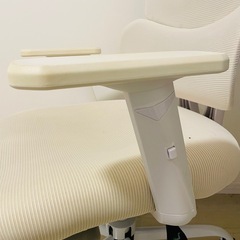 リクライニングオフィスチェア白の画像