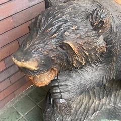 超大型木彫り熊の置物の画像