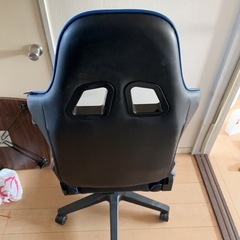 ゲーミングチェア リクライニング可 高さ調整可の画像