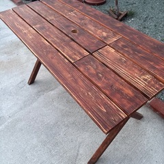 ビンテージ風，木製テーブルの画像